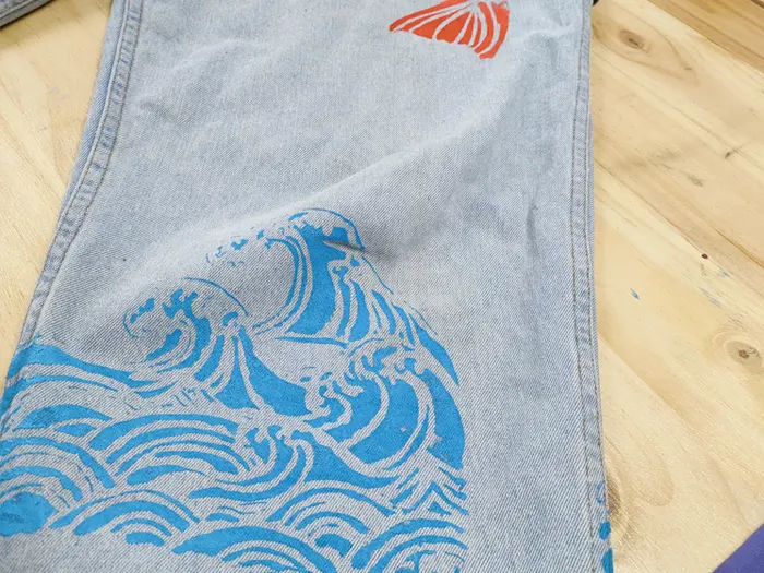 Detalle de tela vaquera estampada, un diseño de olas en azul