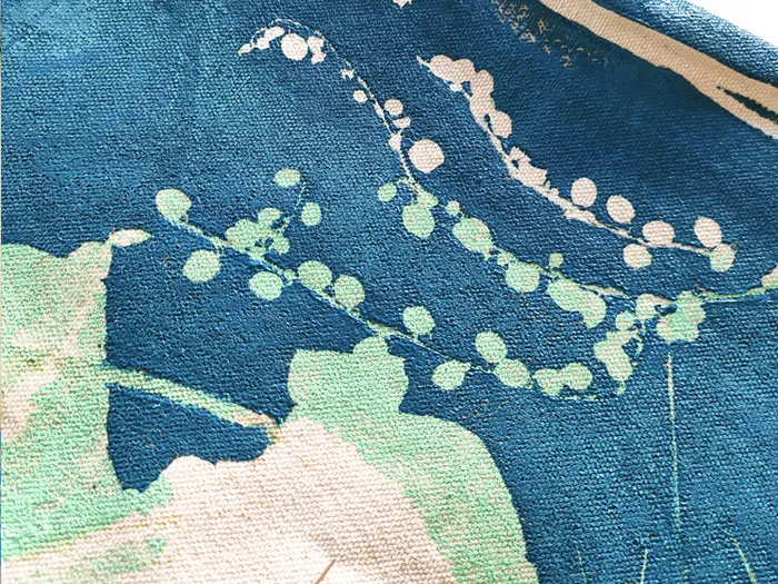 Detalle de la estampación de una tela azul con estampados en verde y beige