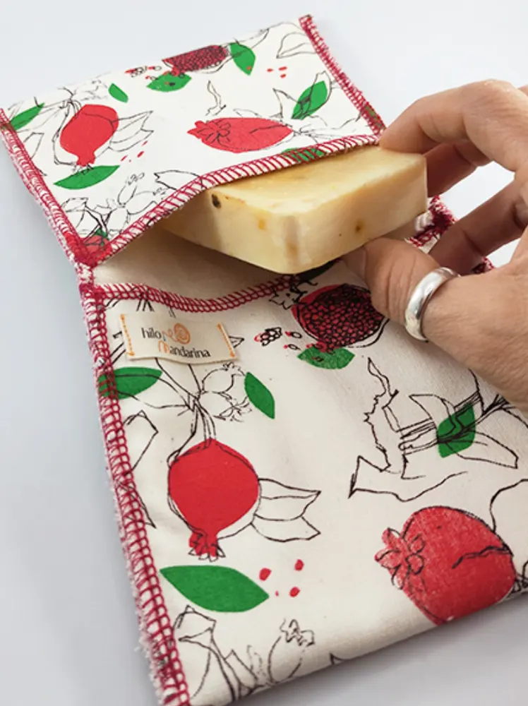 Detalle de tela artesanal estampada de colores rojos y verdes a modo de bolsillo