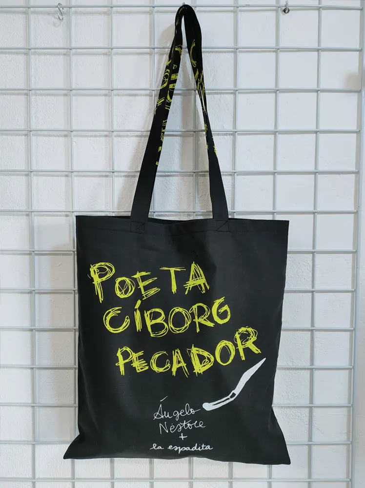Totebag de color negro estampada con textos en blanco y amarillo del evento Poeta Ciborg