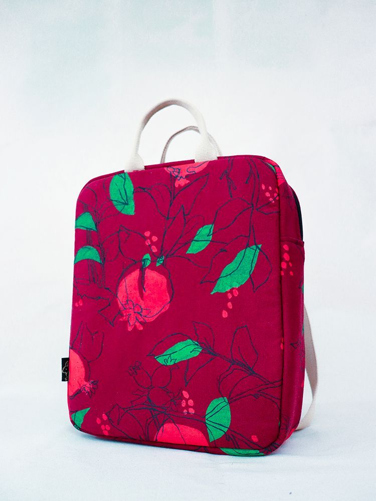 mochila roja parte frontal